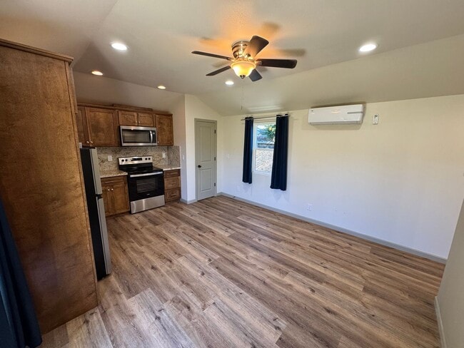 Building Photo - 1709 Ventura St