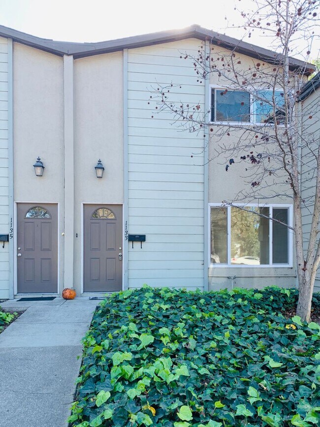 Building Photo - 1133 Laurel Ln