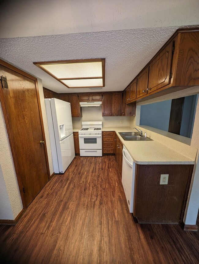 Building Photo - Western Oaks 3-2-2