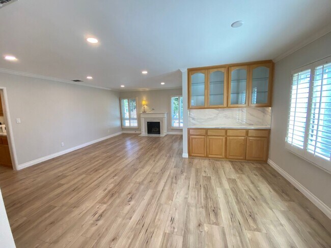 Building Photo - Beautifully Remodeled 3 Bedroom Naples Hom...