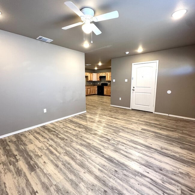 Building Photo - 1304 E 15th St