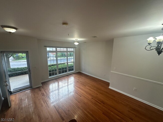 Building Photo - 606 Hero Way