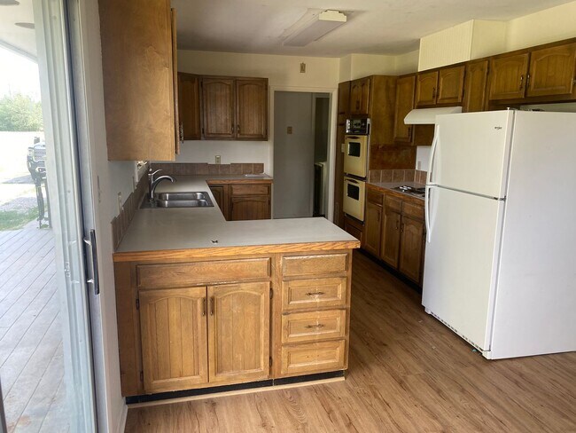 Foto del edificio - 4 bedroom, 2 bathroom Home off Spring Hill...