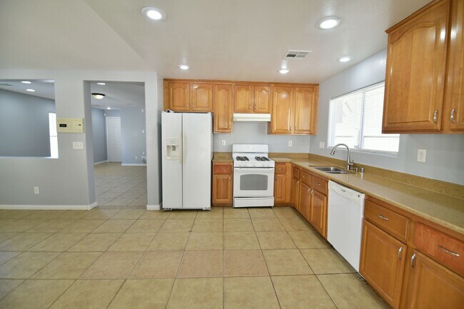 Foto del edificio - Spacious 4Bed/2Bath/2Car Home located in North Las Vegas w/ Pool!