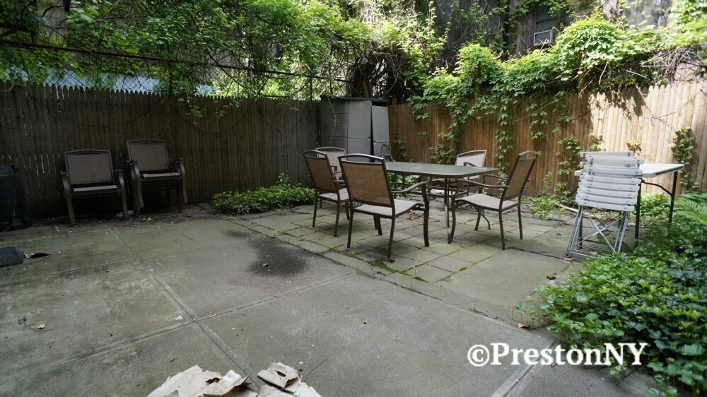 Primary Photo - 233 W 15th St