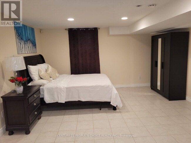 Building Photo - 2 Saddler Ave