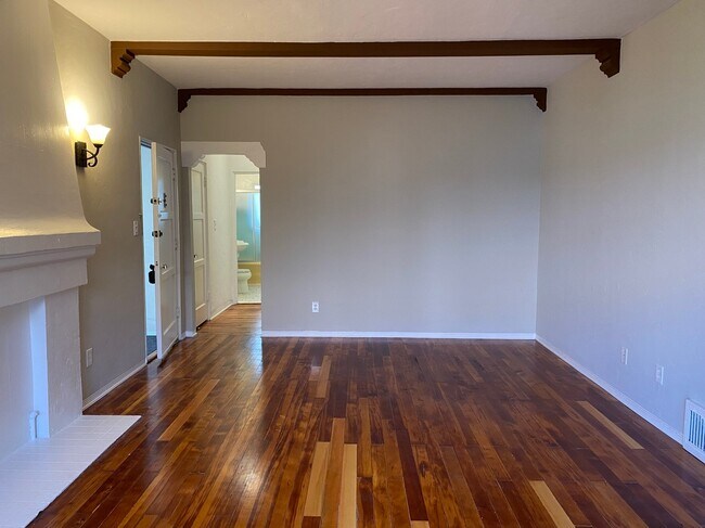 Foto del edificio - 650 S Cloverdale Ave