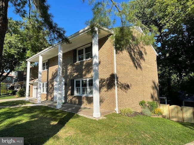 Building Photo - 2542 N Wakefield St