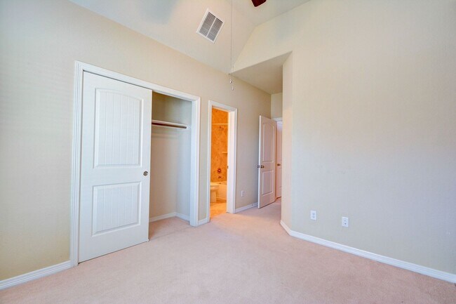 Foto del edificio - Gorgeous 3 story 3bed/3bath in gated commu...