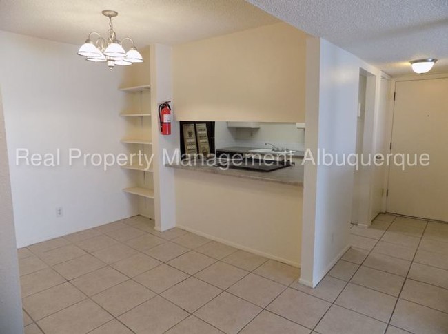 Building Photo - Large NE Heights 1 Bd in Gated Community!