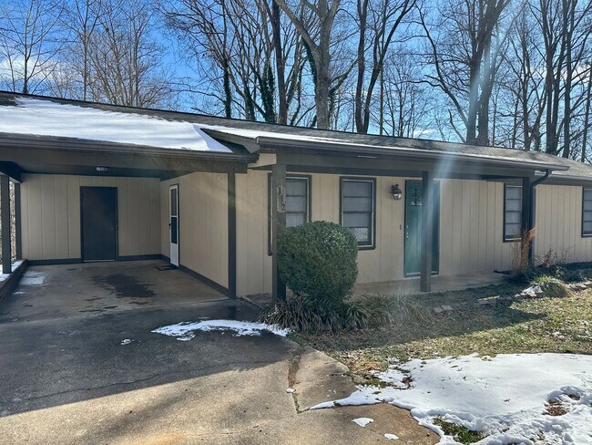 Building Photo - 3 Bedroom 1.5 Bathroom Home - Newly Updated - Available Now