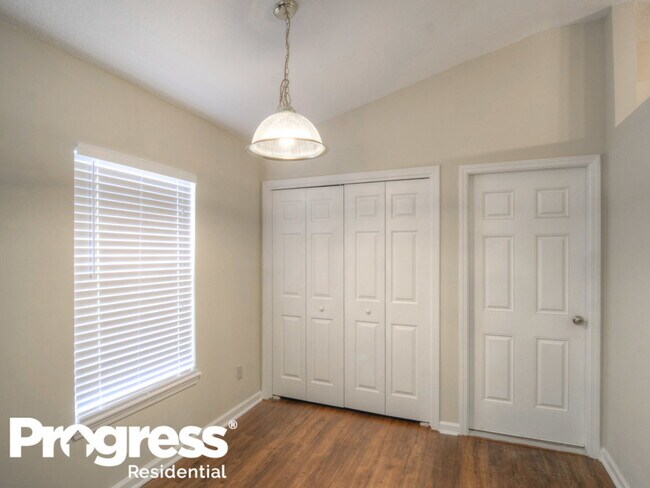 Building Photo - 910 Otter Creek Dr