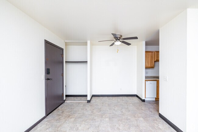 1 dormitorio, 1 baño - 700 pies cuadrados - Comedor - Canterbury Court Apartments