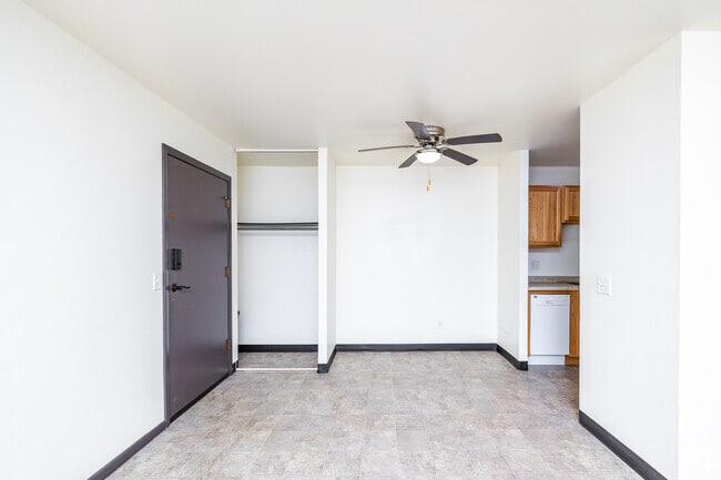 1BR, 1BA - 700SF - Dining Room - Canterbury Court Apartments