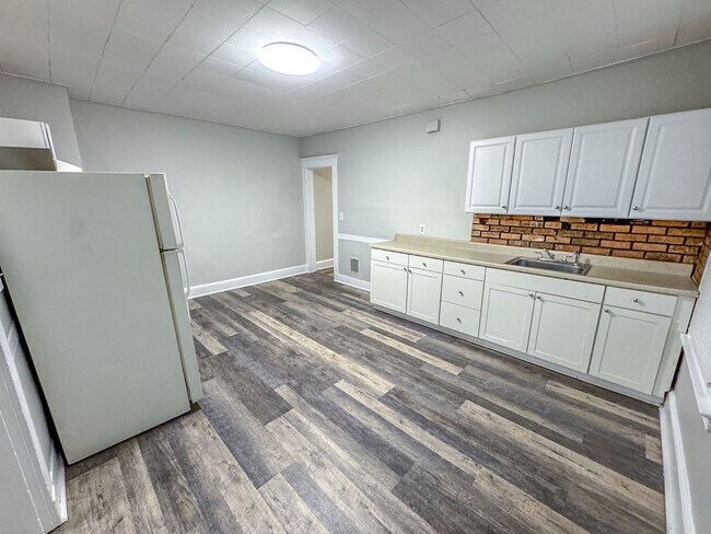 Building Photo - 318-320 Howard Ave