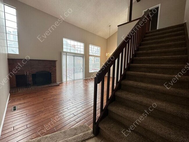 Foto del edificio - 3-Bedroom Home with Fireplace and Modern A...