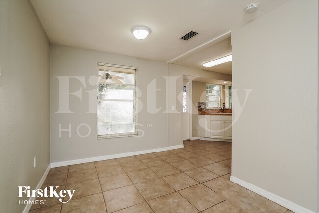 Building Photo - 2582 Lake View Blvd