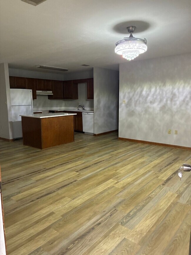 Building Photo - Oak Meadow Condo