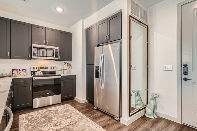 Studio Special: 2 Weeks Free + 50% Off Ren... - Studio Special: 2 Weeks Free + 50% Off Ren... Apartment