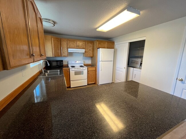 Building Photo - Spacious Single Level 1-bdr, 1-bath in Sisters! ***OWNER PAYS UTILITIES***