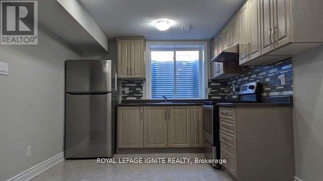 Building Photo - 5952 Chalfont Crescent