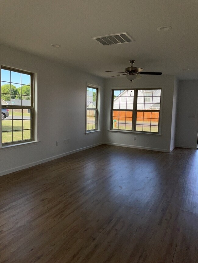 Building Photo - Beautiful 4 Bedroom