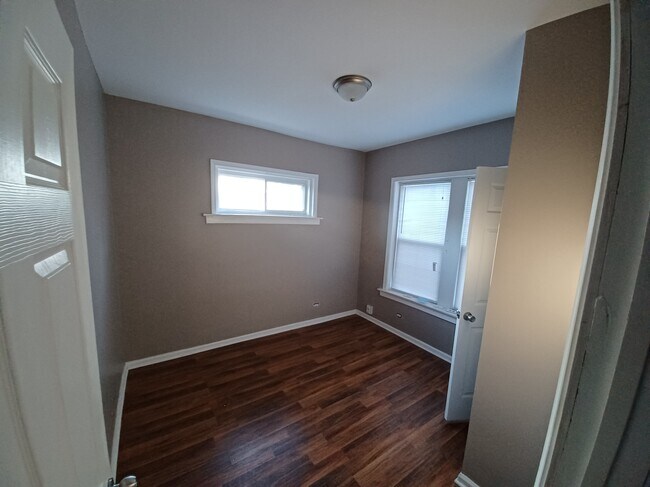 Building Photo - 1126 E 81st Plz