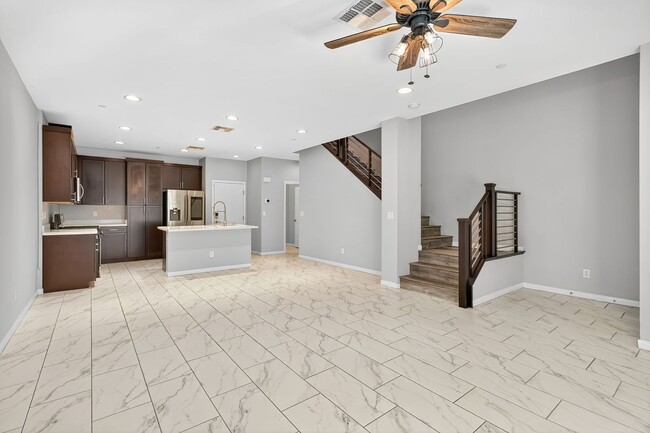 Building Photo - FANTASTIC 2-BEDROOM TOWNHOME IN GUARD GATE...