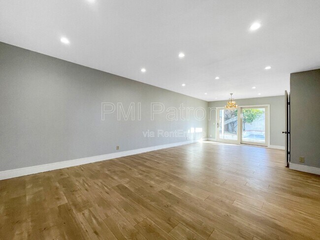 Foto del edificio - 9564 Peartree Ln