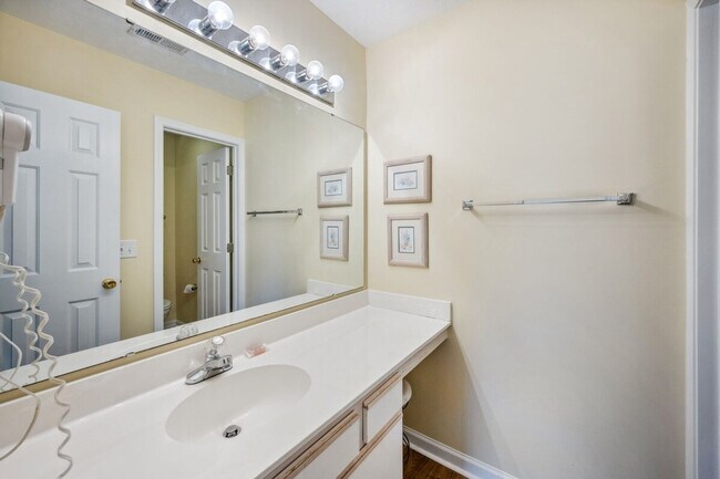 Building Photo - 22 Greenbriar Ave