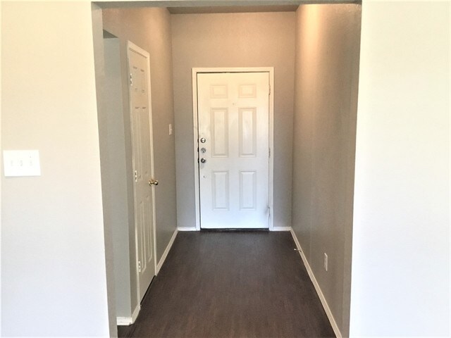 Foto del edificio - 704 Hallvale Drive