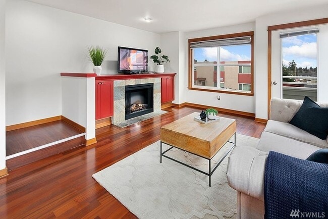 Photo - 3 bedroom / 2.5 bathroom townhome in West ...