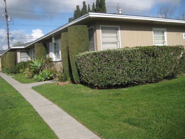 Building Photo - 1715 N Hollywood Way