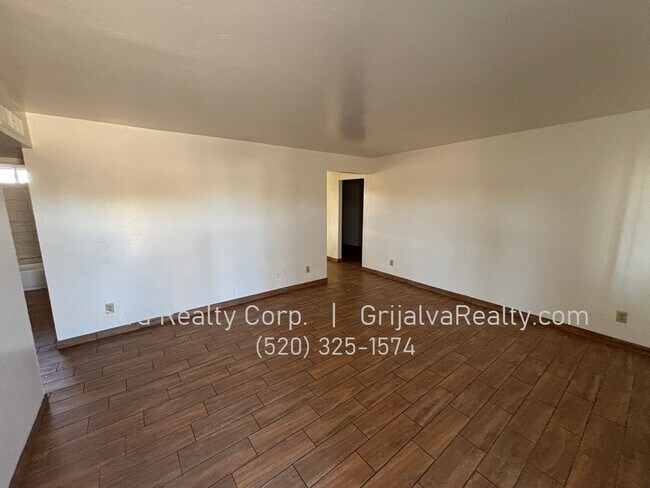 Foto del edificio - 3 Bed, 2 Bath Townhouse for Rent on the East Side (Escalante/Kolb)