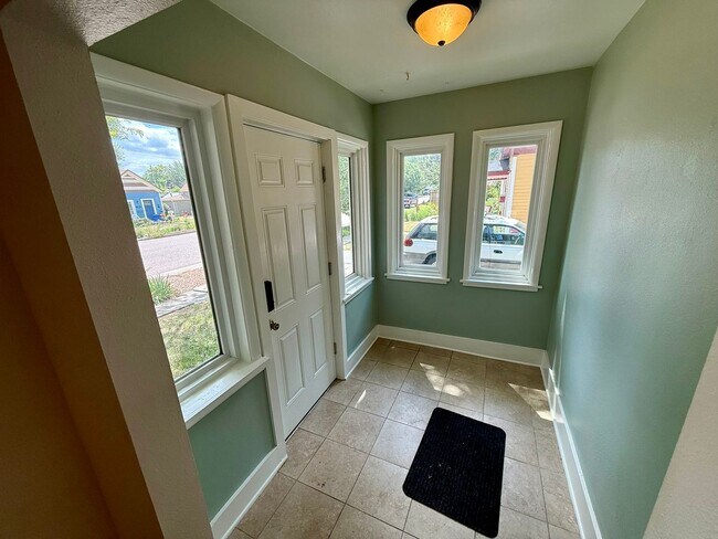 Foto del edificio - Downtown Charmer with Many Updates