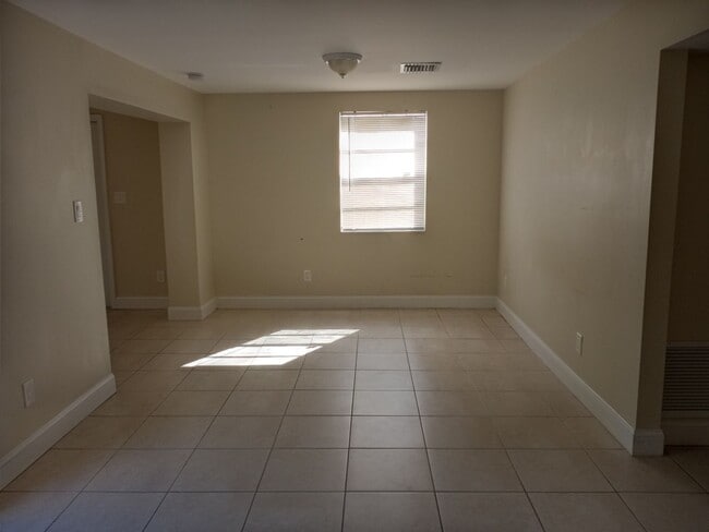 Building Photo - Come see this 2/1 with no Hoa