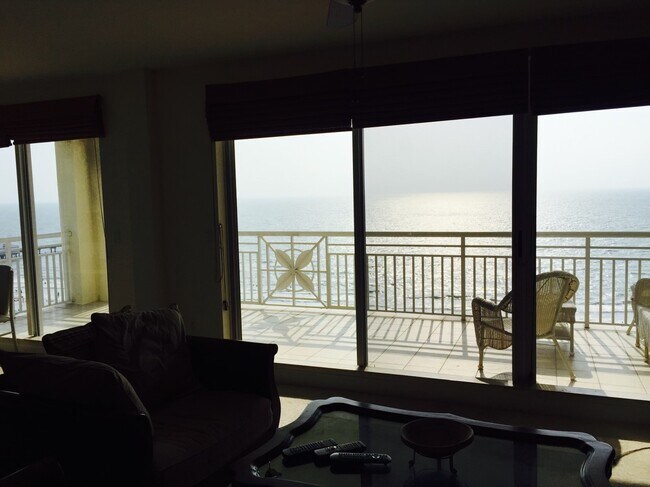 Beautiful corner balcony - 10 Papaya St