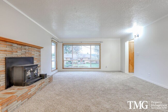 Building Photo - Welcome to this relaxed 3 bed 1 bath home ...