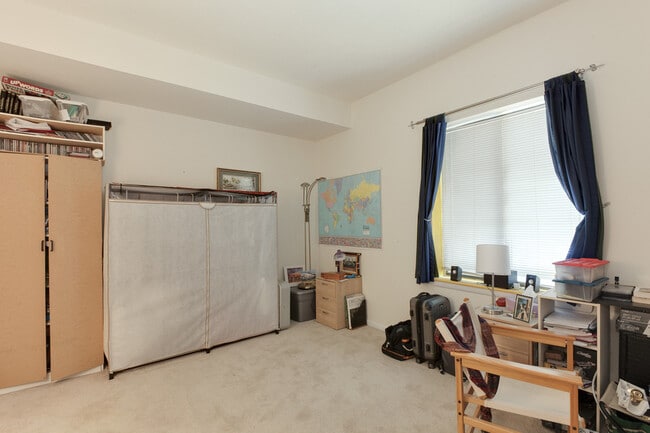Building Photo - Fantastic large and spacious 2-bedroom Con...