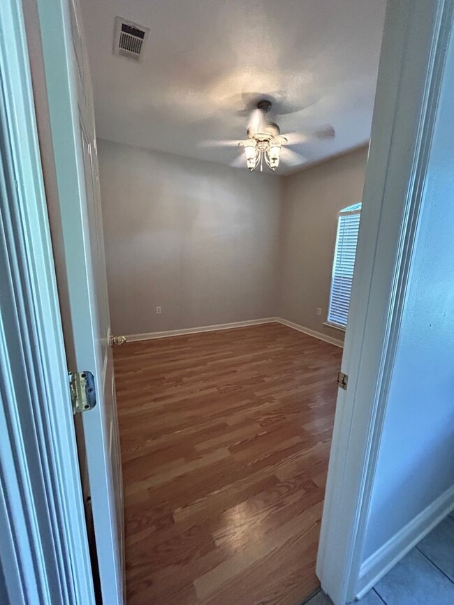 Building Photo - GREAT 3BR HOME IN LSU AREA!