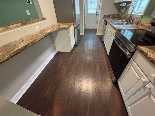 Building Photo - Charming 3 Bedroom 1 Bathroom Brick Ranch ...