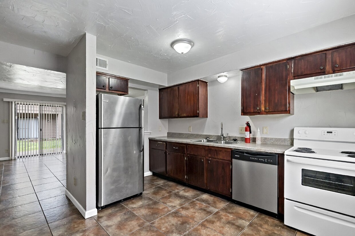 Primary Photo - 2 bed, 1 bath townhome at the center of Co...