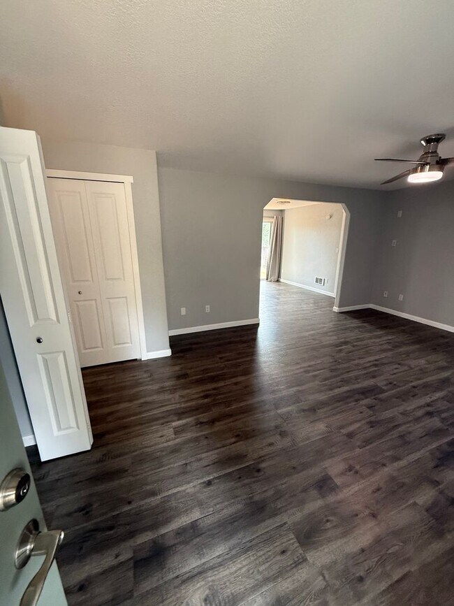 Building Photo - 2 Bedroom, 1 bathroom House