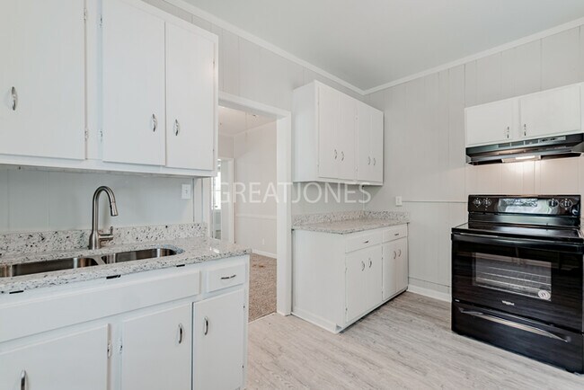 Foto del edificio - REDUCED! - Move In on or Before August 31s...