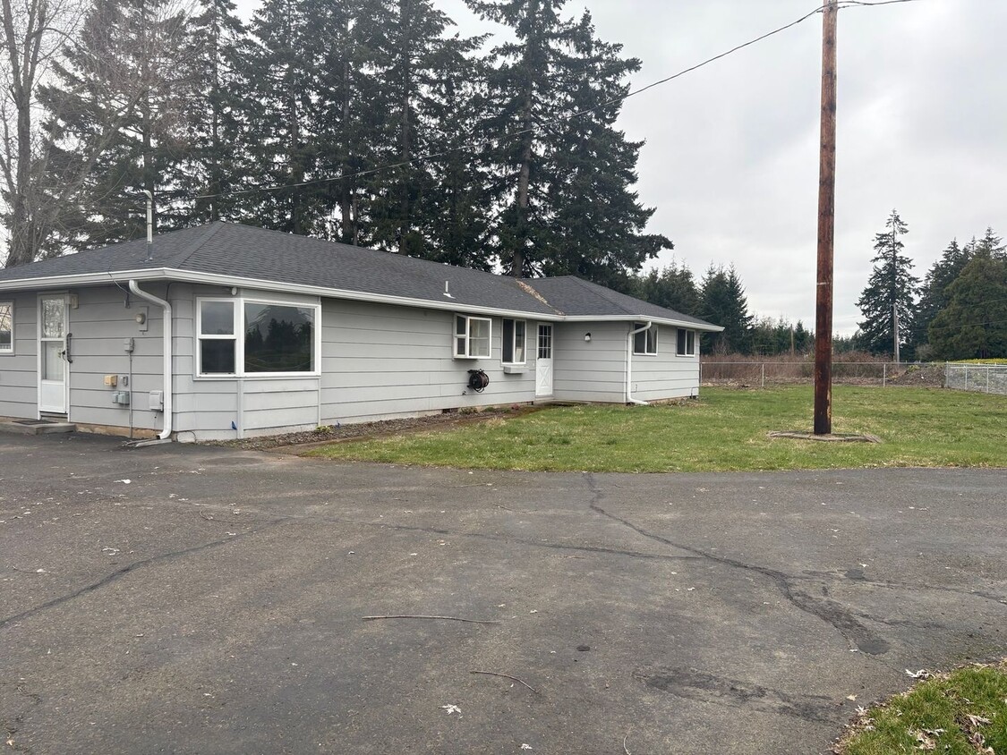 Building Photo - Beautiful 3 bedroom 1.5 bath house with fe...