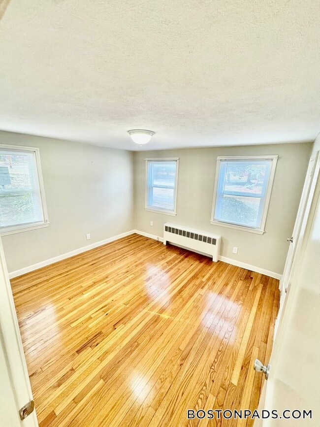 Building Photo - 105 Shawomet Ave