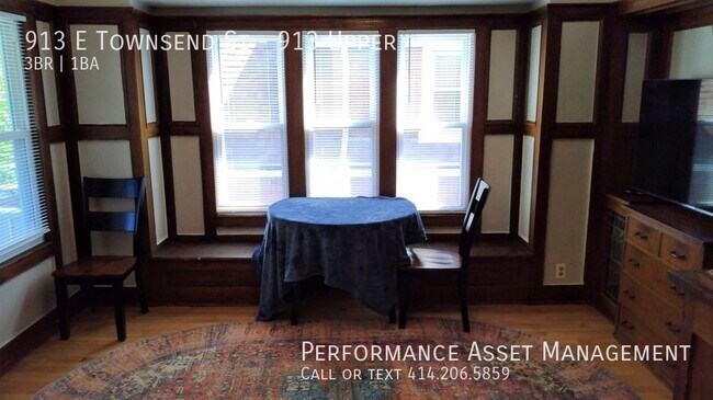 Building Photo - Beautiful 3BED/1BATH Riverwest Upper