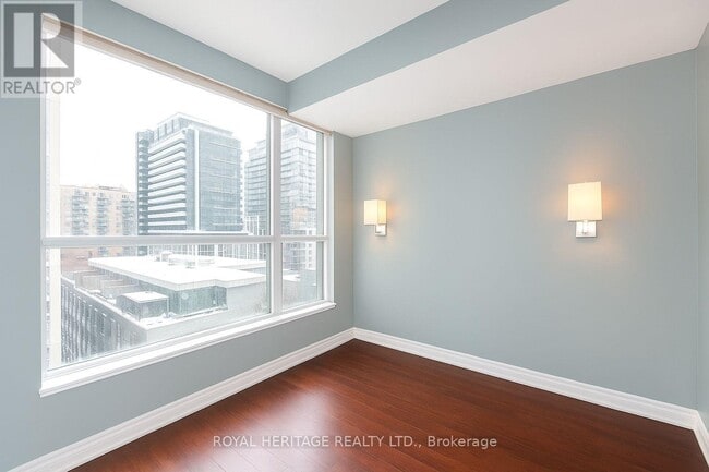 Photo du bâtiment - 230-230 King St E