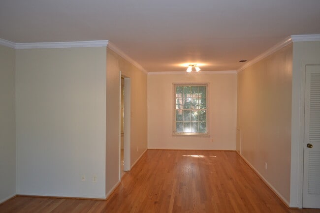 Dining - 139 E Hill St