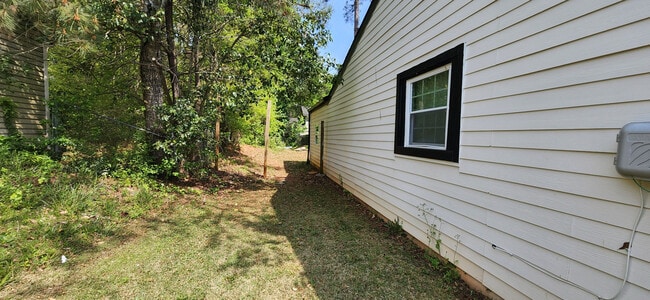 Building Photo - Room in House on White Oak Trail